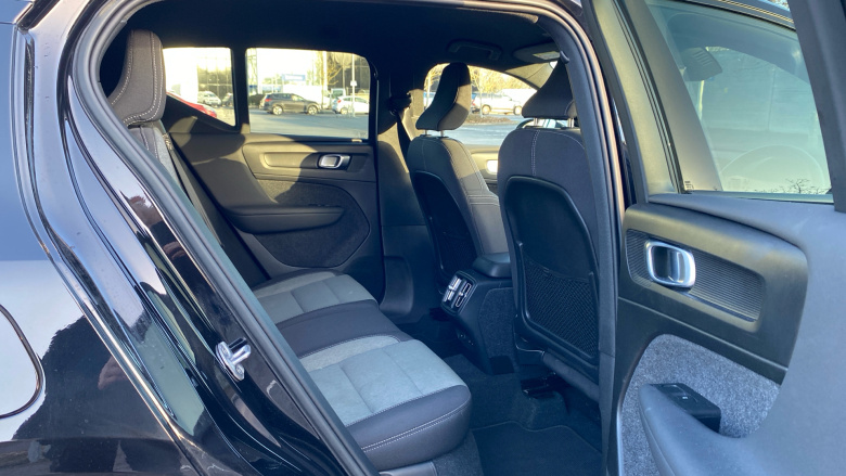 Volvo Xc40 2.0 B4P Plus Dark 5dr AWD Auto Petrol Estate